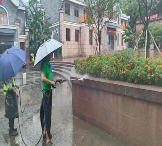 興綠園林公司開展公園地面深度清洗專項行動 全力提升游園環(huán)境品質(zhì)